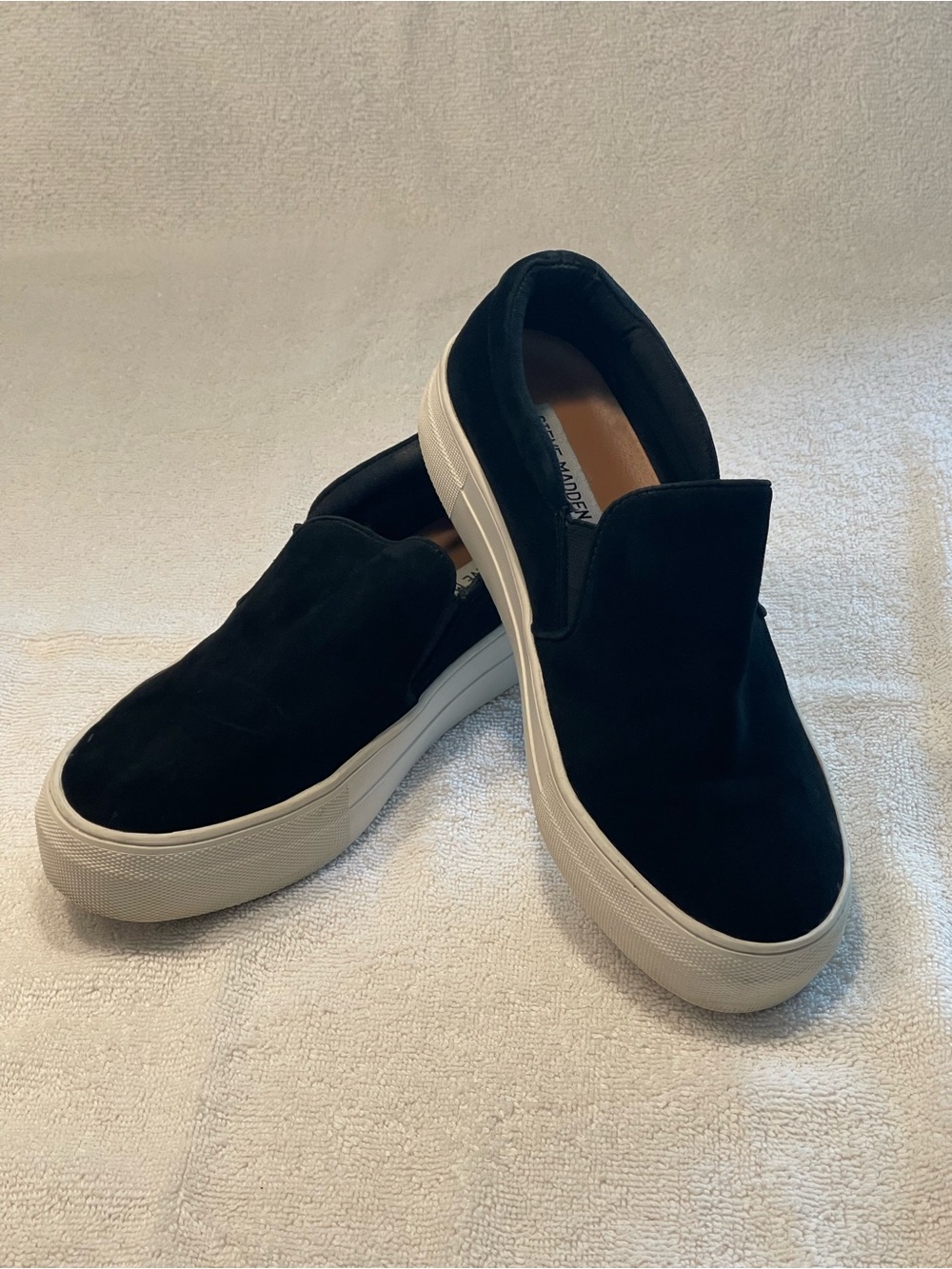 Steve Madden Black Leather Slip-On Sneakers with White Sole | Size 7.5